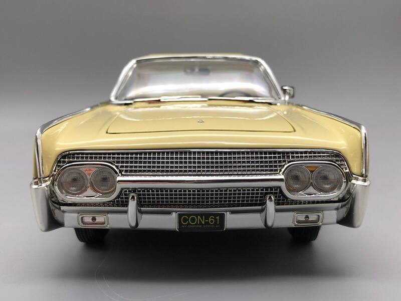 Miniatura 1/18 Lincoln Continental 1961 Lucky Models Detalha
